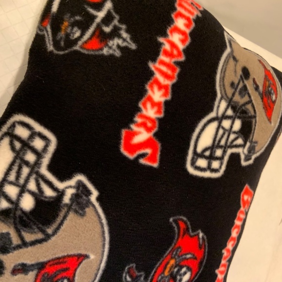 Tampa Bay Buccaneers Logo Helmet Flag Pattern Fleece Pillows Set of Two 13"x13" - Picture 11 of 15